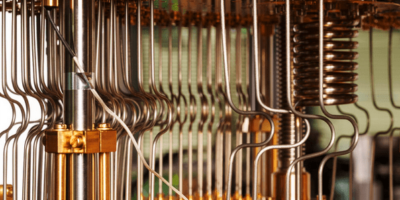 The transport of a Spinning Electron can improve Qubit to Qubit connectivity