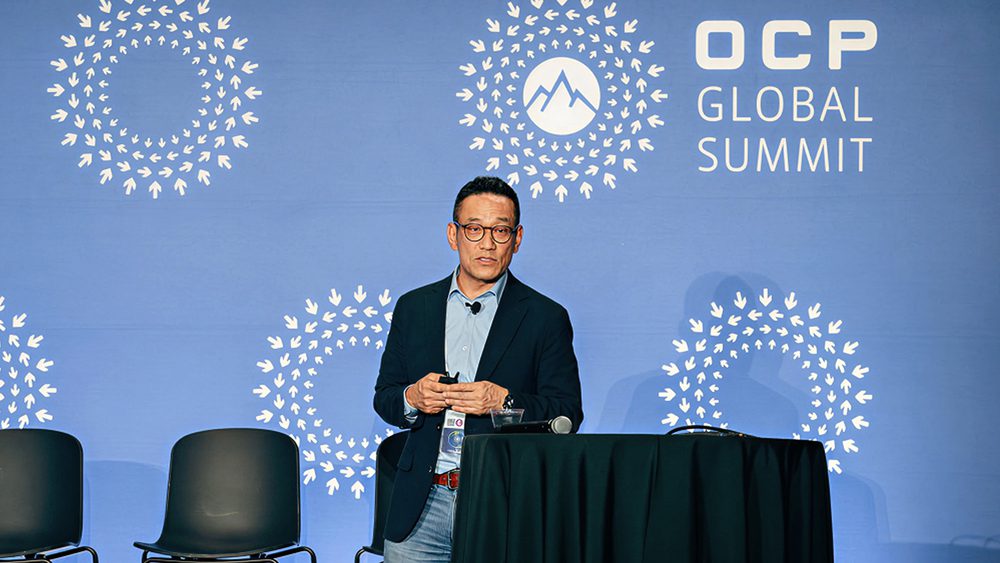 Chunsung Kim, Head of eSSD Product Development, presenting on the AIN lineup