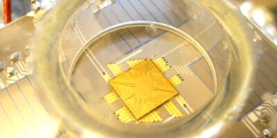 La technologie DDS révolutionne le contrôle des ions par micro-ondes pour l’informatique quantique