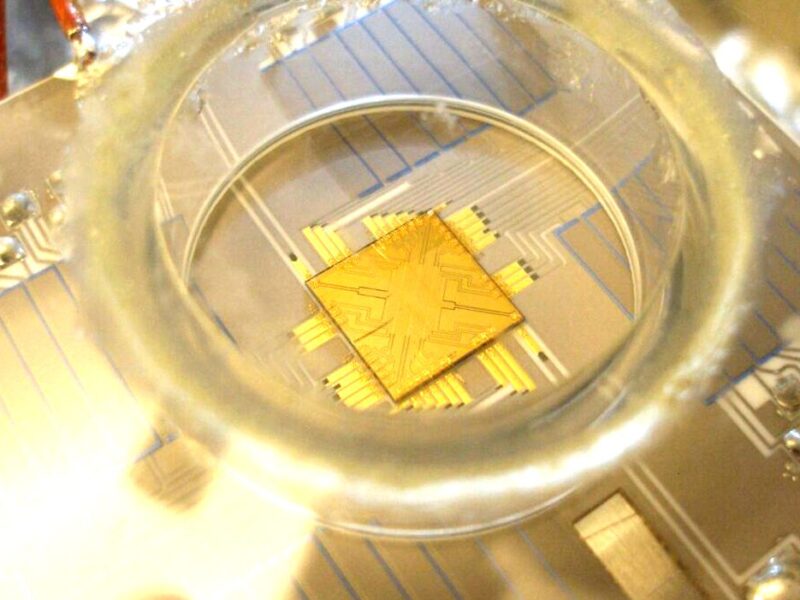 La technologie DDS révolutionne le contrôle des ions par micro-ondes pour l’informatique quantique