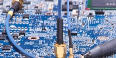 Les connecteurs coaxiaux micro-miniatures durcis acheminent les données radio SWaP