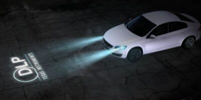 Quelle résolution est suffisante pour permettre aux phares de voiture de projeter des symboles ?