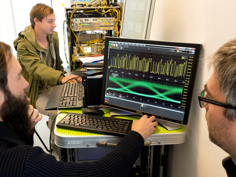 Terabit uplink to satellite uses laser light