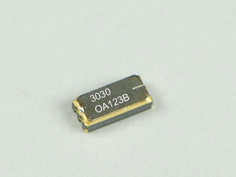 32.768-kHz crystal oscillator comes in a 3.2 x 1.5 x 0.9 mm package