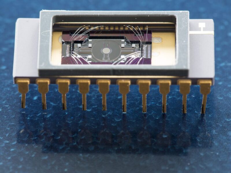 MEMS-based micro mirror laser projector can be integrated into cell phones