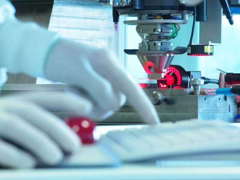 Fast axis collimators can be optimally used with monolithically integrated reference surfaces