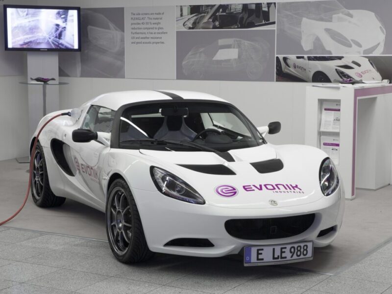 Electric sports vehicle weighs less than 1000 kg