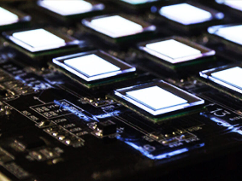 Micro écran couleurs offrant une bonne résolution et une très forte luminosité.​