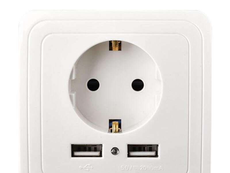 EU steps up charger battle with Apple