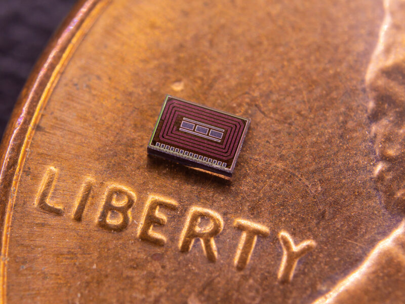 Implantable alcohol-monitoring chip communicates using RF backscatter