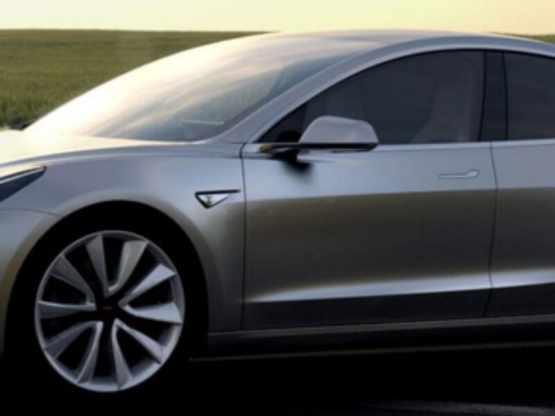 Le patron de Tesla Motors Eon Musk présente sa berline familiale électrique, la Tesla Model 3.