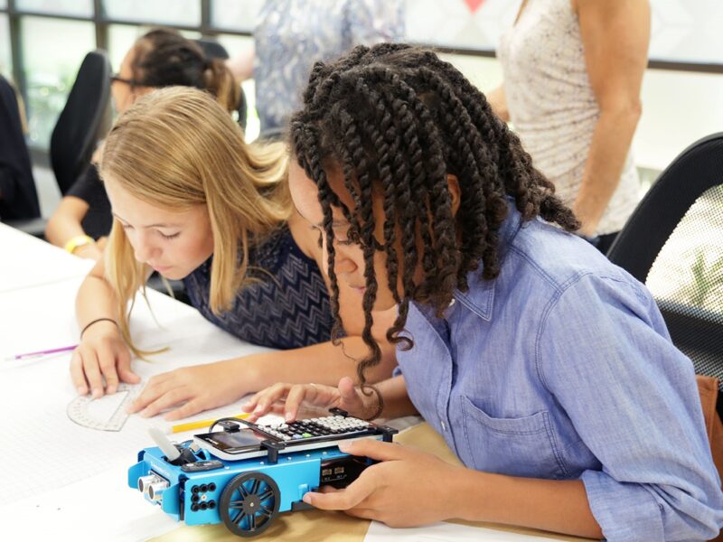 Educational robot that can be programmed using TI graphic calculators